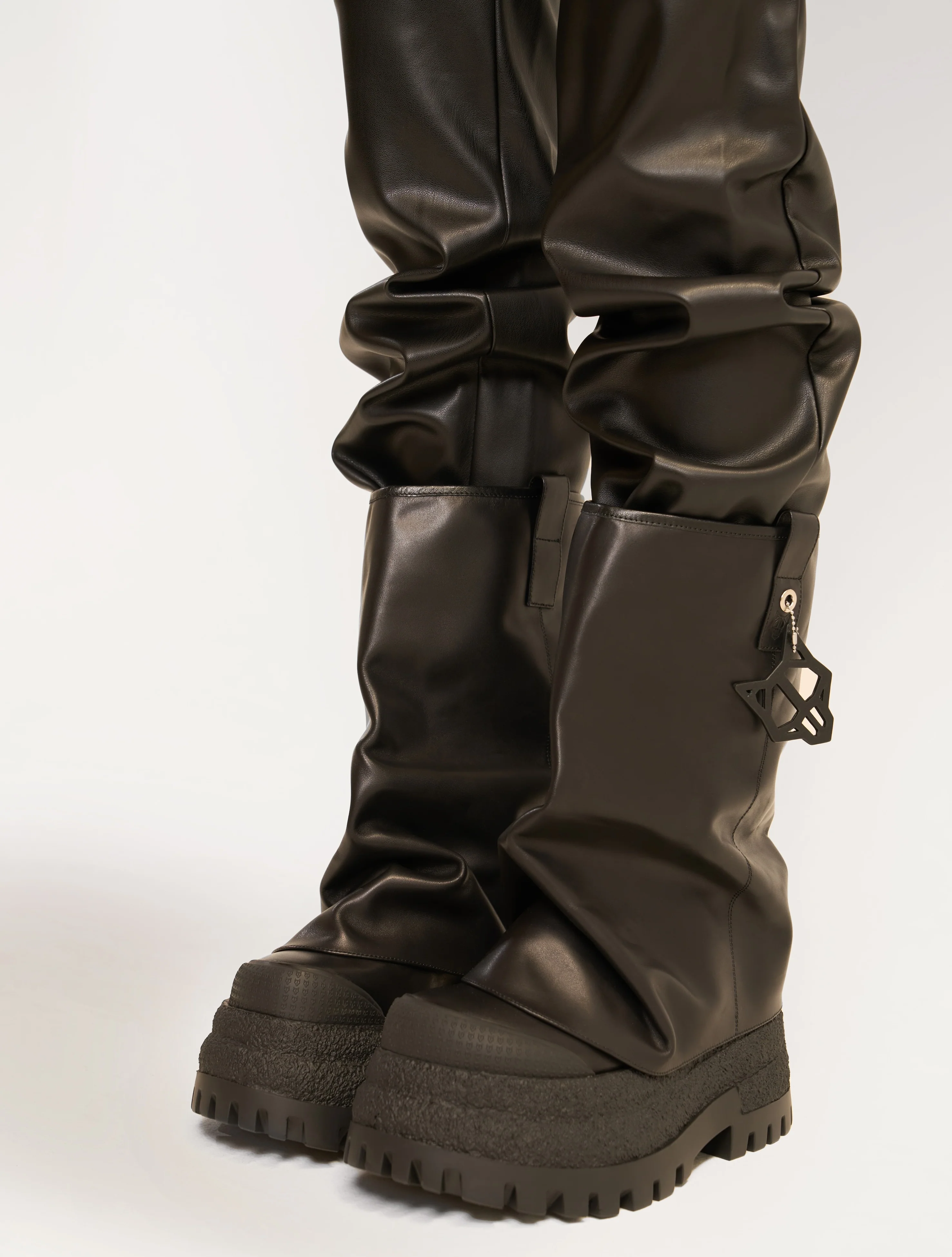 Disturb Black Leather - Image 11